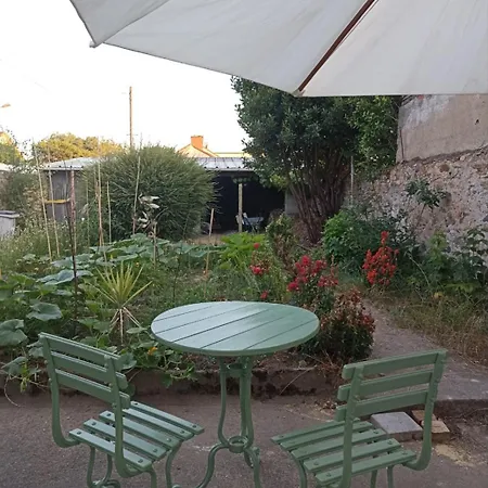 Holiday home Maison Avec Jardin - 2 Et Entrees Distincts Et Independantes Et Ses Deux Chats